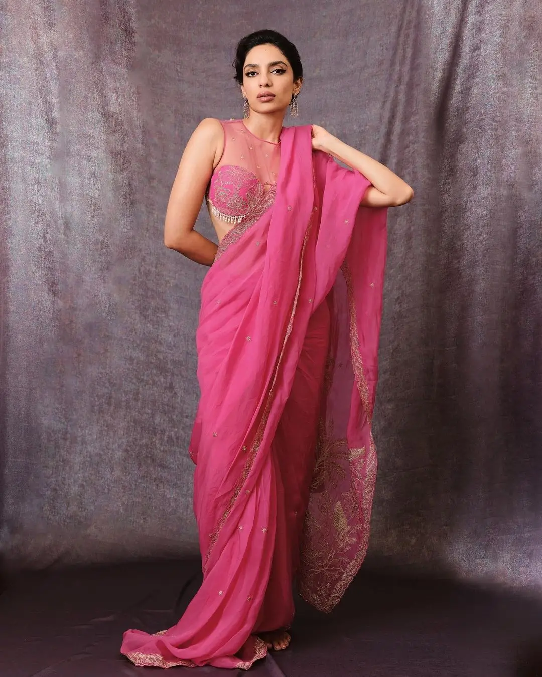 SOBHITA DHULIPALA WEARING BEAUTIFUL EARRINGS JEWELLERY PINK SAREE SLEEVELESS BLOUSE 4